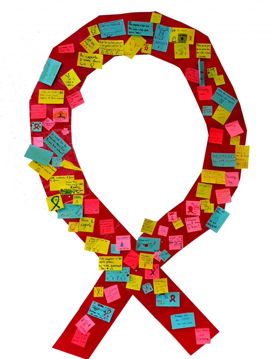 Le ruban rouge symbole international de la solidarité vis-à-vis des victimes du VIH ou du sida, les enfants y ont collé leur "pense (pas) bête" avec plein de petits messages.